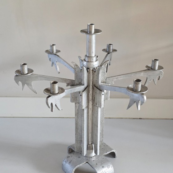 Image 1 of Set van 2 unieke grote vintage brutalistische aluminium kandelaars — toegeschreven aan Helmut Schluter — 7 kaarsen — Duitsland 