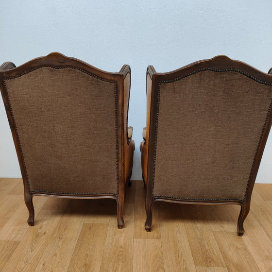 Image 1 of Set di poltrone vintage antiche con braccioli a forma di ala, in stile Queen Anne. Rivestite in pelle di pecora.