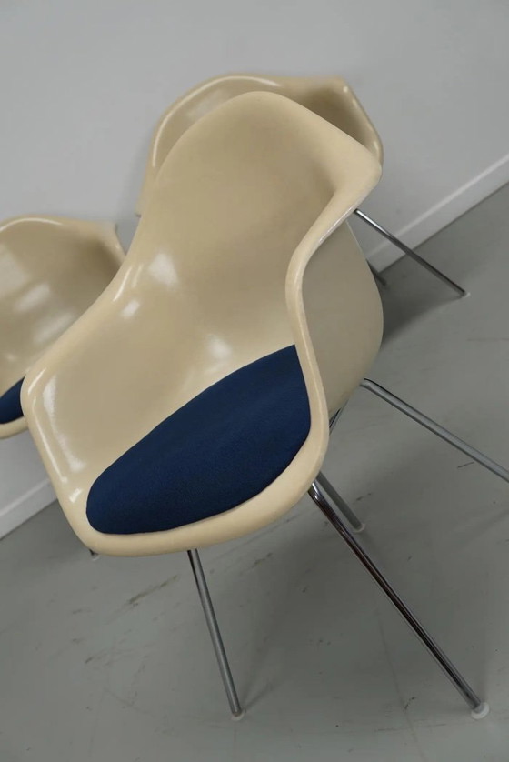 Image 1 of Set di tre poltrone DAX in fibra di vetro color pergamena, Eames per Herman Miller / Vitra