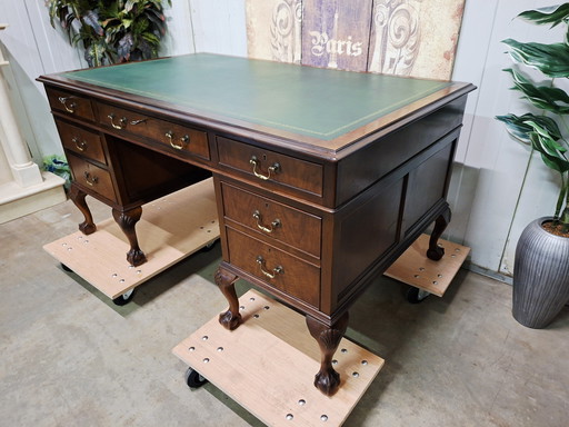 Antiek Chippendale-stijl directiebureau schrijftafel, desk met een groen lederen bovenbladafm: 152x92m en 78cm hoog.
