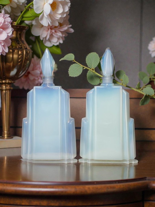 Paar opalisierende Art-déco-Parfümflakons aus Sabino-Glas – Seltenes französisches Parfümflakon-Set aus Opalglas