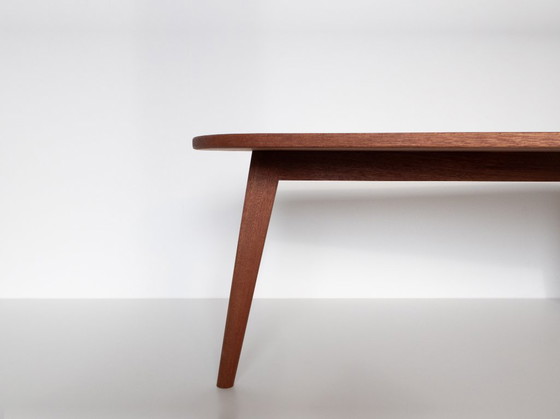 Image 1 of Mesa de centro ZWAARD, hecha a mano con madera maciza de meranti