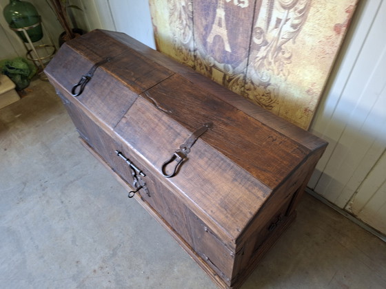 Image 1 of Robusto baule contenitore con cassetti e portabottiglie con serratura e chiave. Dimensioni: 140x56 cm e 73 cm di altezza.