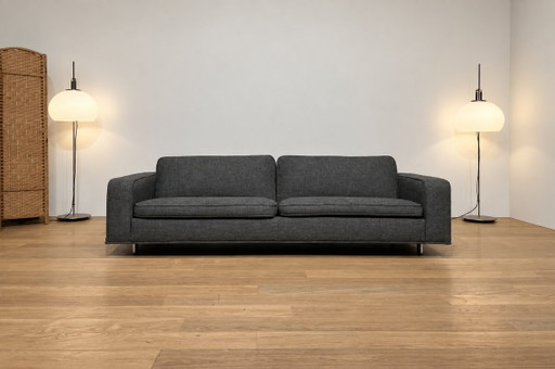 Divano di design italiano grigio appena rivestito