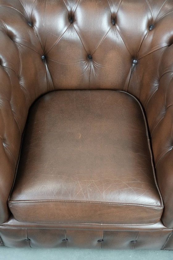 Image 1 of Impresionante sillón Chesterfield de piel de vaca marrón al estilo inglés, acabado con clavos decorativos.