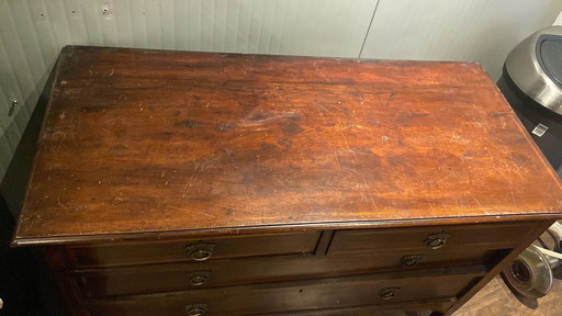 Preciosa cómoda, fabricada en Londres entre 1860 y 1910.