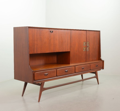 Louis Van Teeffelen Design: Hohes Sideboard aus Teakholz für Webe mit Keramikfliesen von Ravelli. Niederlande, 1960er Jahre.