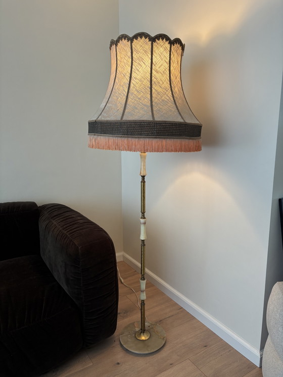 Lampada da terra in alabastro in stile Hollywood Regency con paralume sfrangiato – Lampade da terra, Brass (photo 11 of 14)