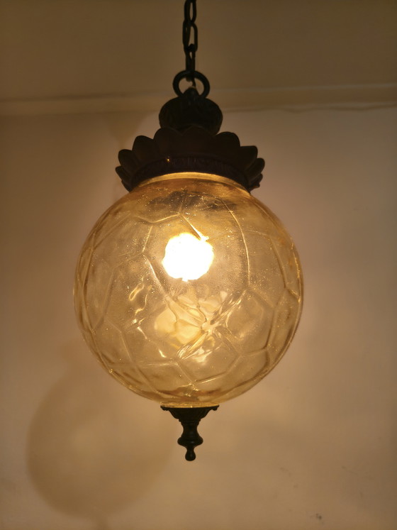 Image 1 of Lampada a sospensione vintage con globo in vetro pressato color ambra – stile retrò anni '70