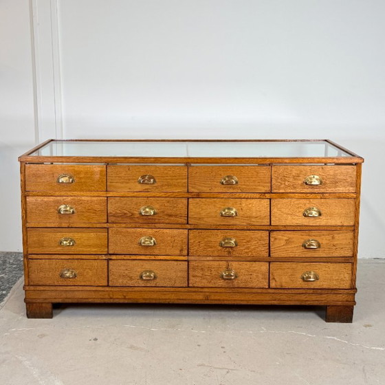 Solid Oak Shop Counter with 16 Drawers & Glass – c. 1940 – Display cabinets, Wood (photo 6 of 15)