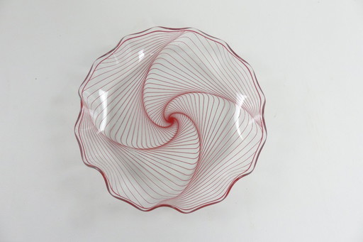 GDR: Fruit bowl with red spiral decoration, circa 1960.