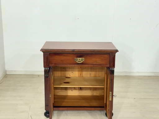 Prachtige antieke Gründerzeit (eind 19e eeuw) vertiko ladekast circa 1900 – elegant walnotenfineer en messing beslag.