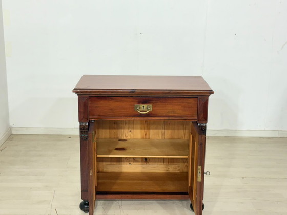 Image 1 of Prachtige antieke Gründerzeit (eind 19e eeuw) vertiko ladekast circa 1900 – elegant walnotenfineer en messing beslag.