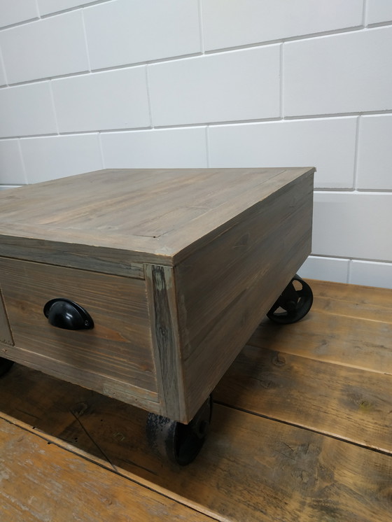 Image 1 of Table basse mobile industrielle ou table basse végétale avec 4 tiroirs