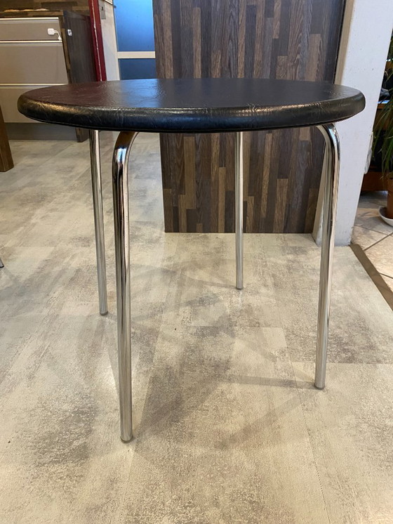 Image 1 of Tavolino laterale vintage in stile Bauhaus cromato e similpelle nera, anni '70