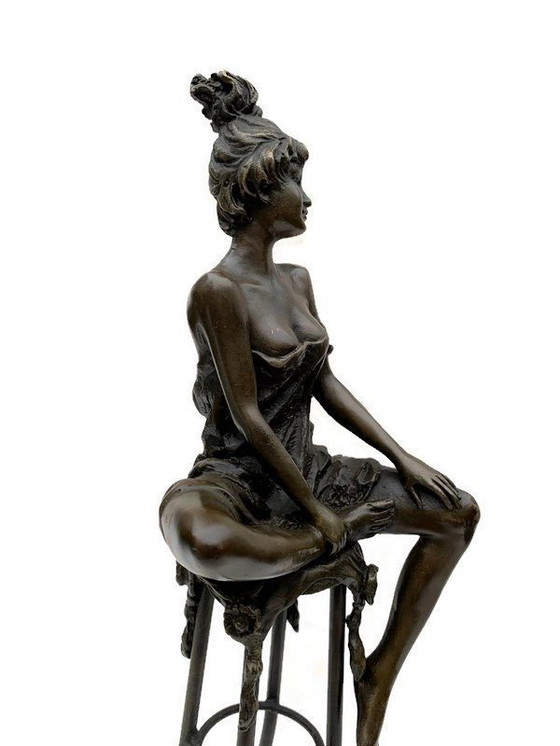 Image 1 of Statue en bronze Dame élégante sur tabouret