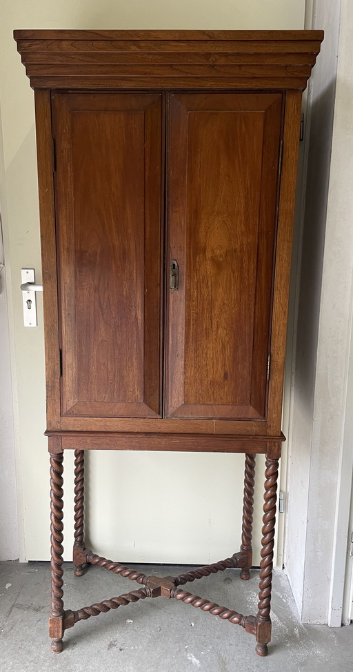 Armoire antique élégante à pieds croisés
