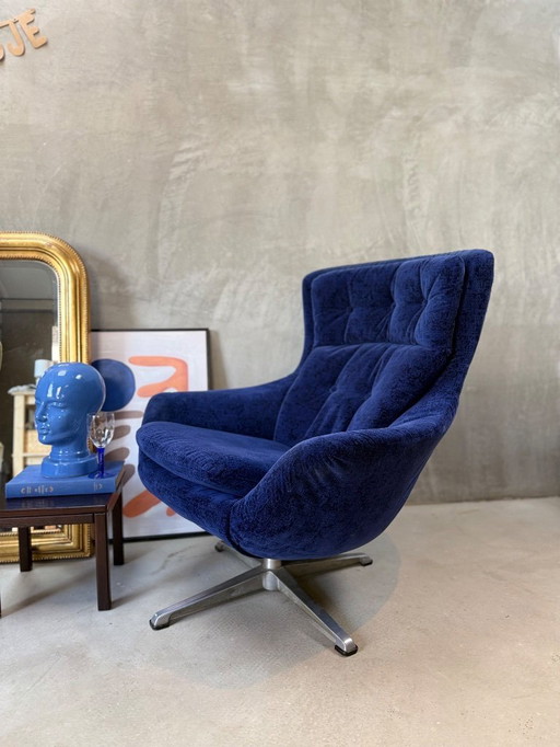 Vintage swivel egg chair