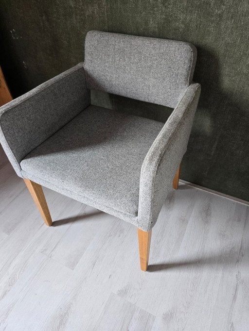 4x Sateliet eetkamerstoel met armleuning – grijs / houten poten