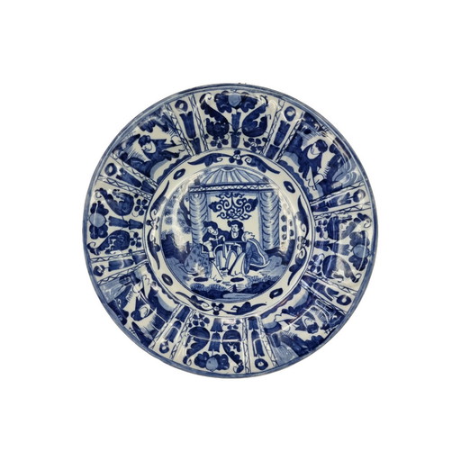 Grand plat en porcelaine japonaise avec des personnages, 20e siècle