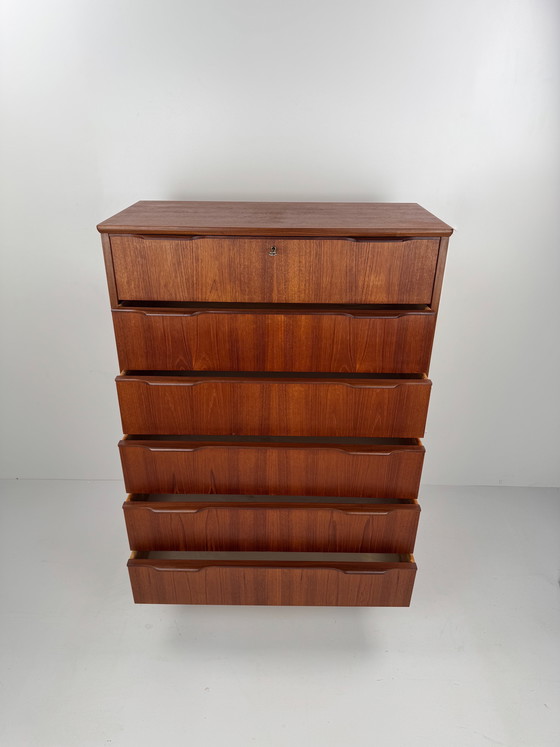 Image 1 of Dänische Teakholzkommode – Elegante Handwerkskunst der Mitte des 20. Jahrhunderts