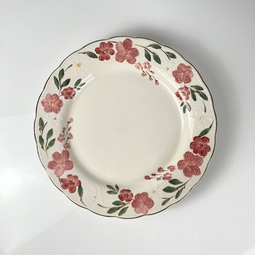 Round dish Cameo Florals Malaysia porcelain, 1970–90