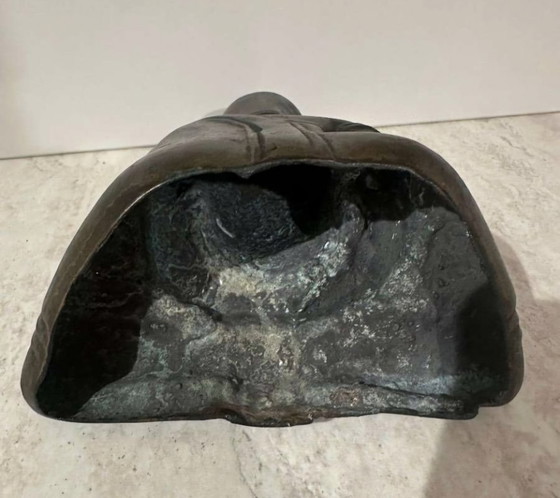 Image 1 of Vroege bronzen zittende Boeddha uit Ayutthaya, met vlamvormige bekroning, sporen van originele vergulding, 15e-16e eeuw Thailand