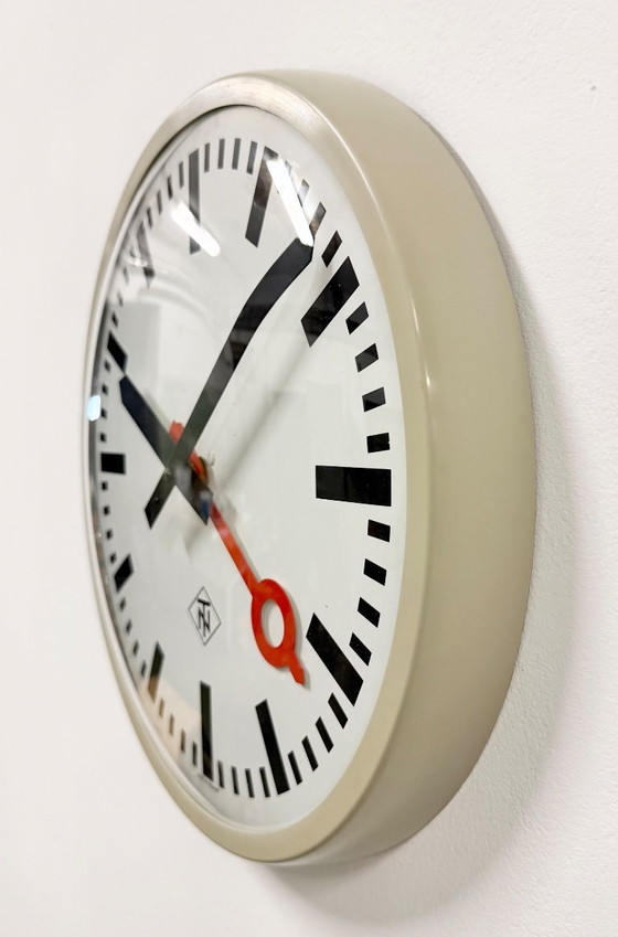 Image 1 of Grijze industriële wandklok uit Tennessee, jaren 60.