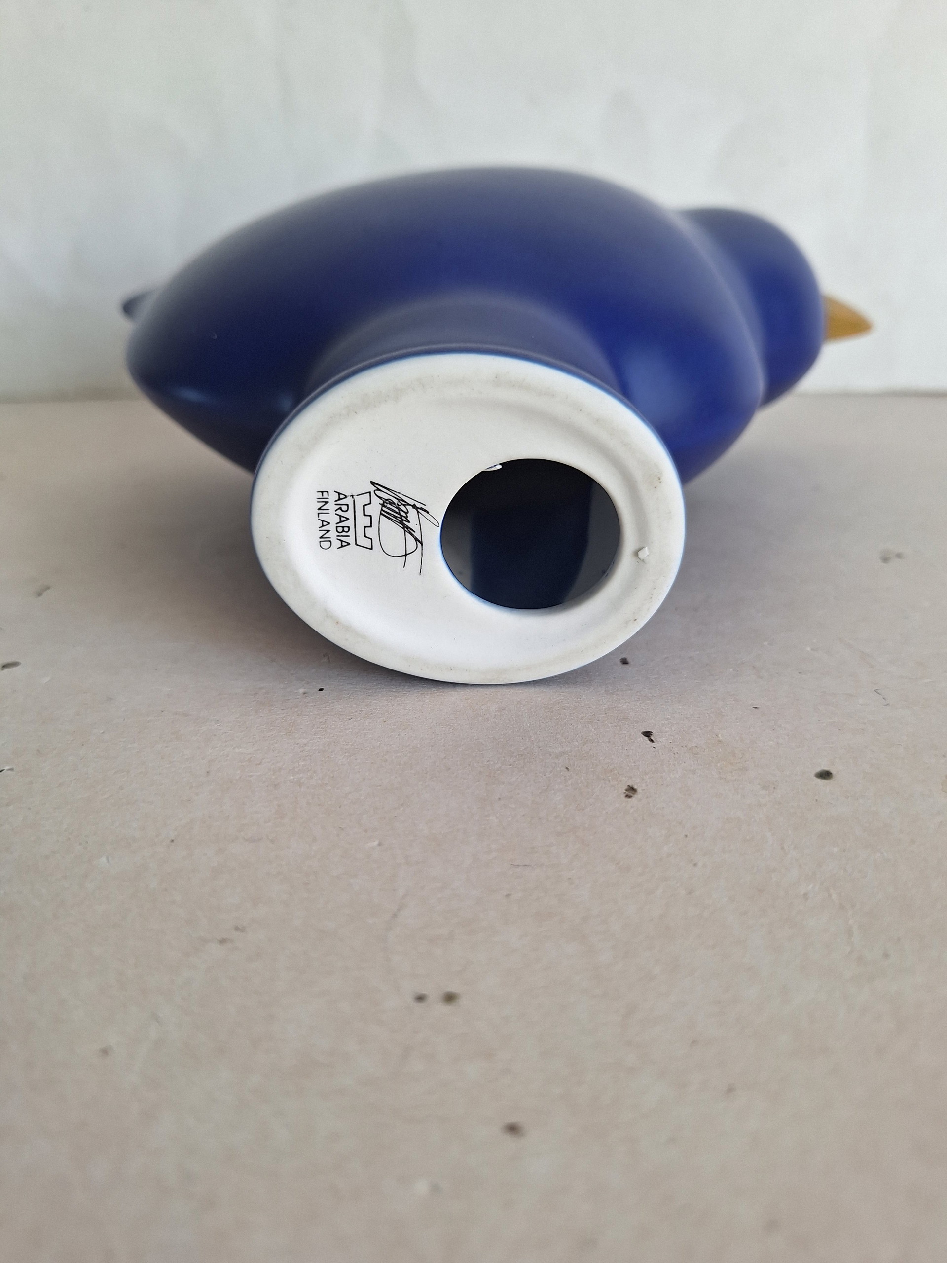 Arabia Finland pottery Parvi Bird Lisa. Design is by Howard Smith