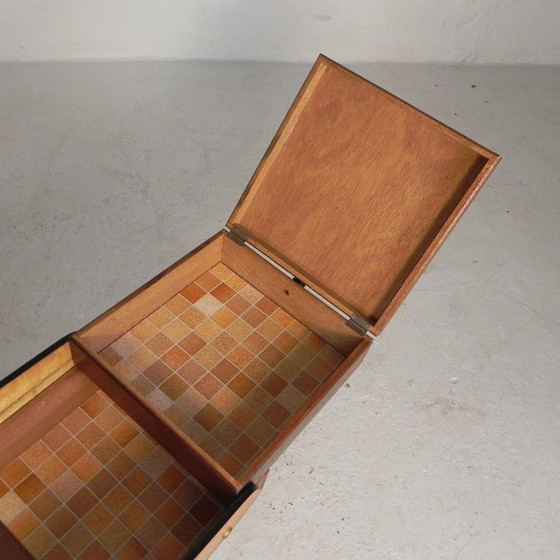 Image 1 of Coffre à couture vintage, coffre de rangement pliable à pieds inclinés, années 1950