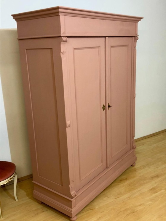 Image 1 of Traumhafter Gründerzeit Kleiderschrank um 1880 à Altrosa