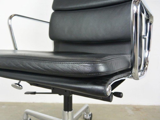 Image 1 of Silla de oficina de piel sintética Vitra EA219, diseño de Charles Eames