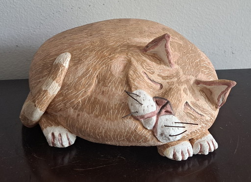 Sculpture en céramique d'un chat enroulé sur lui-même