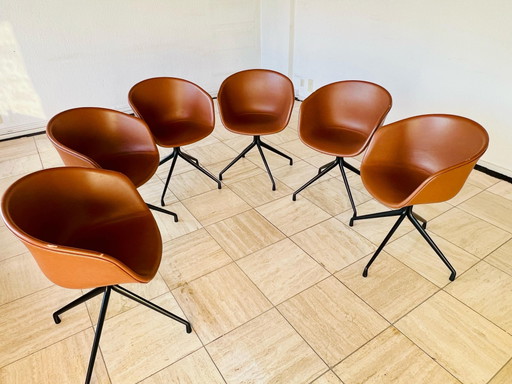 Silla Hay About A Chair Aac21, color coñac, base negra
