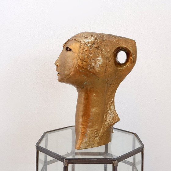 Image 1 of Tête de femme en terre cuite dorée 