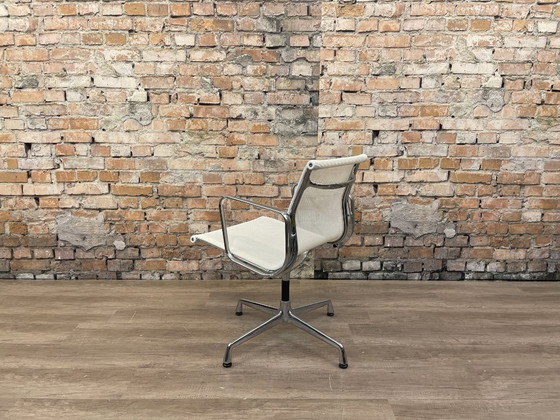 Vitra EA 107 – Wit Netweave Chroom | Charles & Ray Eames – Vergaderstoel, Textile, Aluminium (photo 6 of 17)