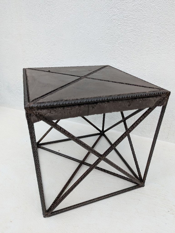 Image 1 of CUBE X Brutalistischer Skulpturentisch aus Beton und Stahl – Wallavibe Design