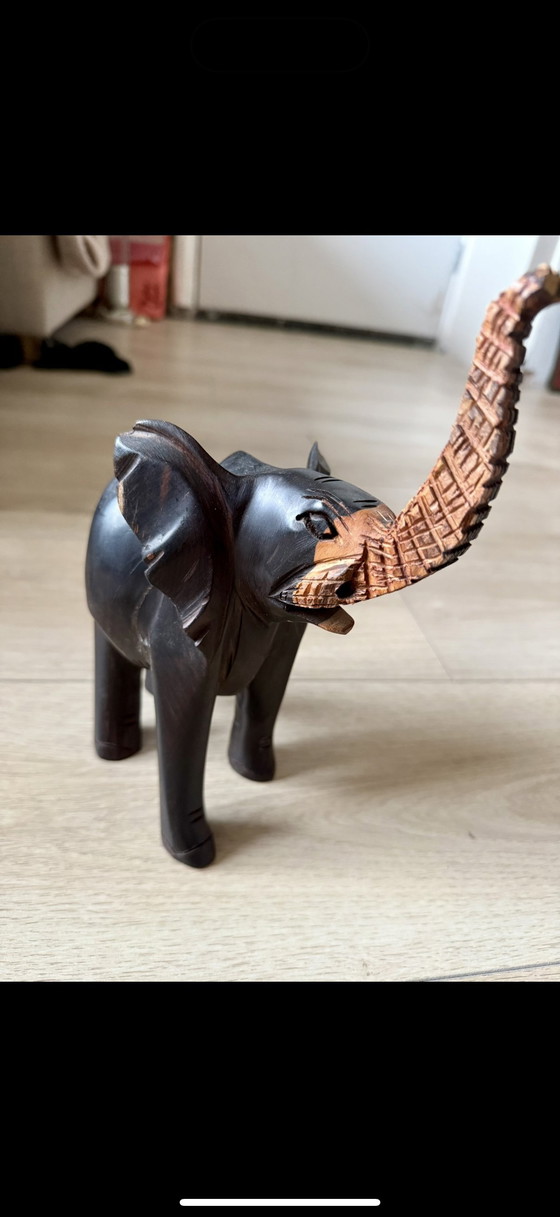 Image 1 of Handgeschnitzte Elefantenfigur aus Holz – Rustikale Wohndekoration