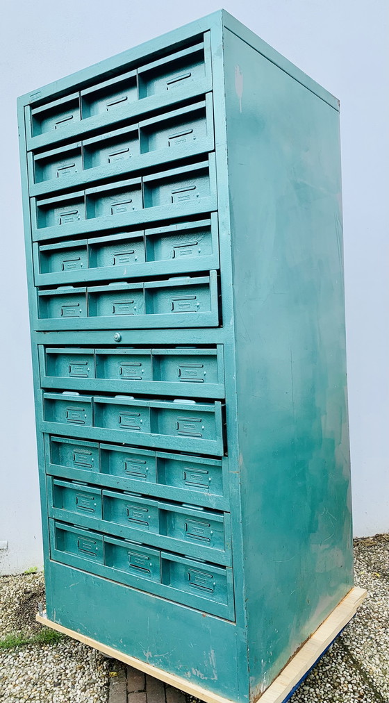 Image 1 of Vintage Staalmeubel kast – Ziekenfonds girokaarten, industrieel erfgoed