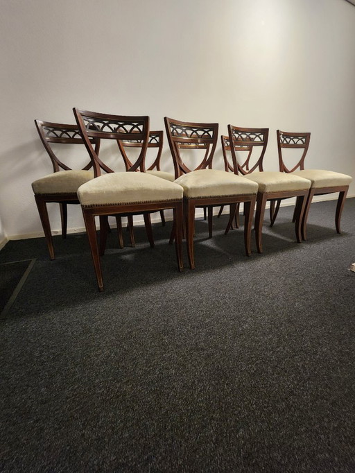 Otto sedie da pranzo in mogano. Stile Impero, prima metà del XIX secolo.