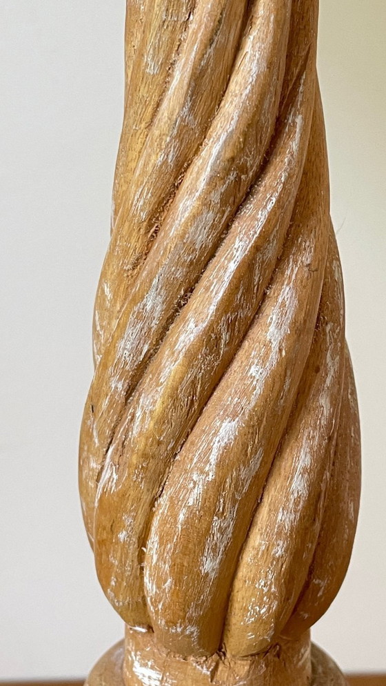 Image 1 of Lámpara de madera tallada