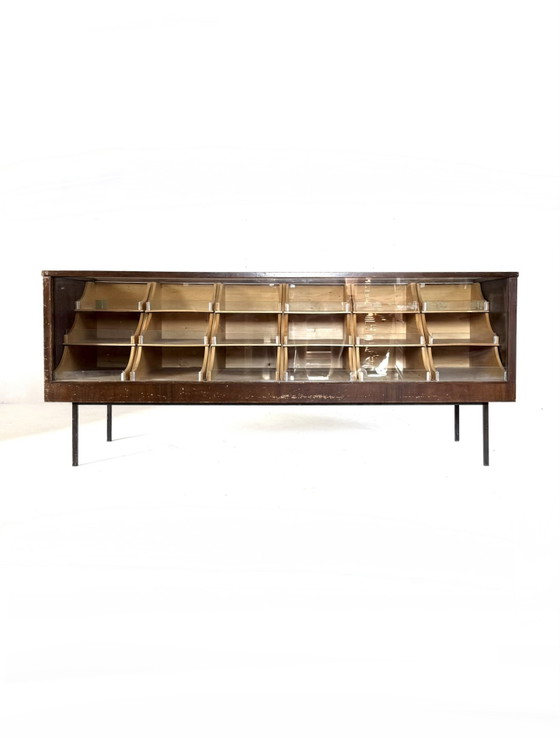 Image 1 of Vintage eikenhouten winkelvitrine/toonbank, Duitsland ‘50