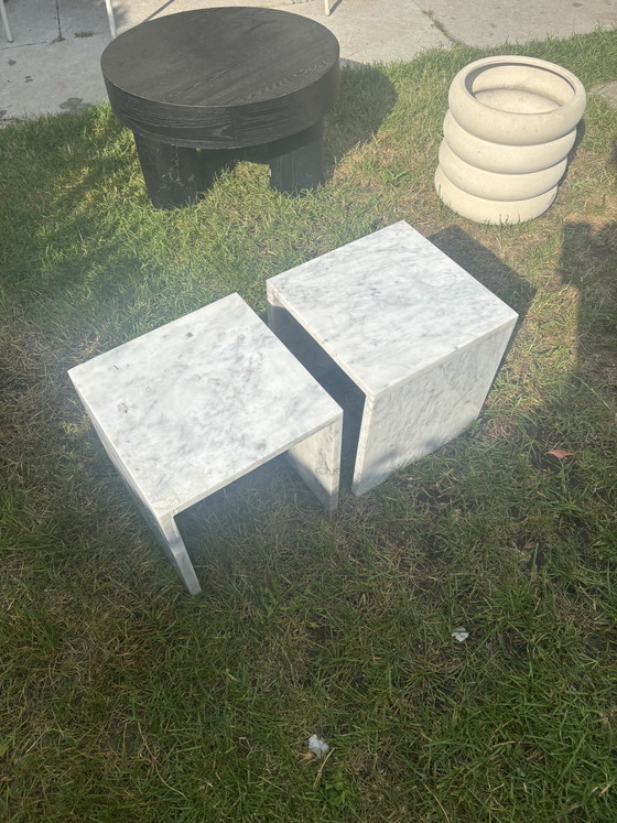 Image 1 of Ensemble de 2 tables d'appoint en marbre blanc en forme de U, design cubique