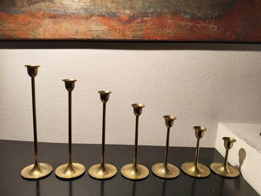 Juego de 7 candelabros modernistas de latón con diseño vintage en forma de trompeta