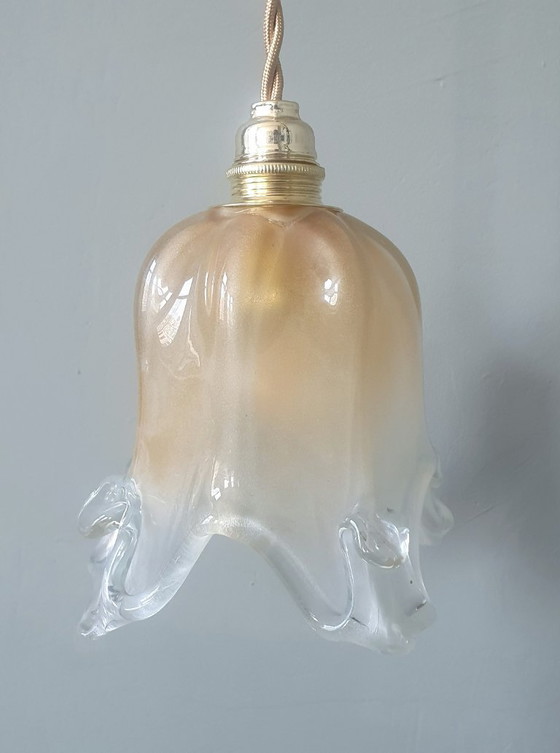 Image 1 of Lampada a sospensione vintage in Murano dalla forma a campana morbida e ondulata.