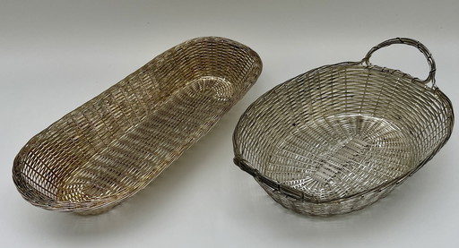 Dos cestas metálicas vintage, delicadamente tejidas a mano.