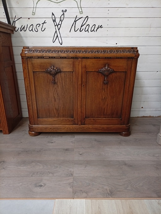 Armario antiguo con pedestal y cajones.