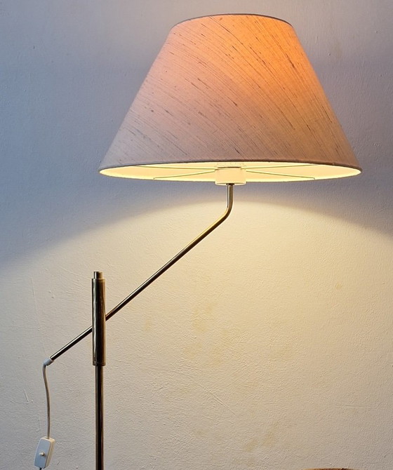 Messing vloerlamp uit het midden van de 20e eeuw, 360 graden draaibaar en in hoogte verstelbaar. (photo 17 of 20)
