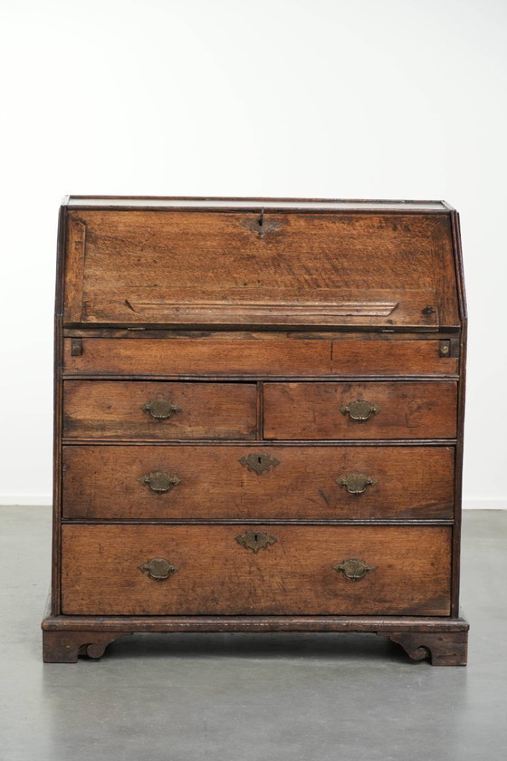 Image 1 of Prachtig antieke Engelse eikenhouten secretaire uit begin 18e eeuw met een mooi, sierlijk en elegant gebogen interieur