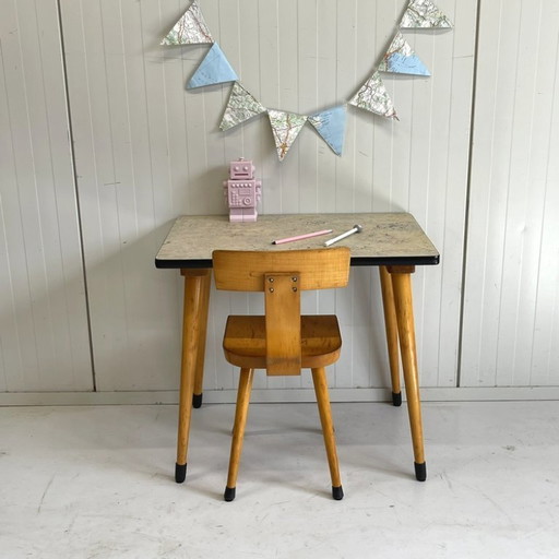 Vintage Kindergarten Set Tisch und Stuhl schräge Beine retro